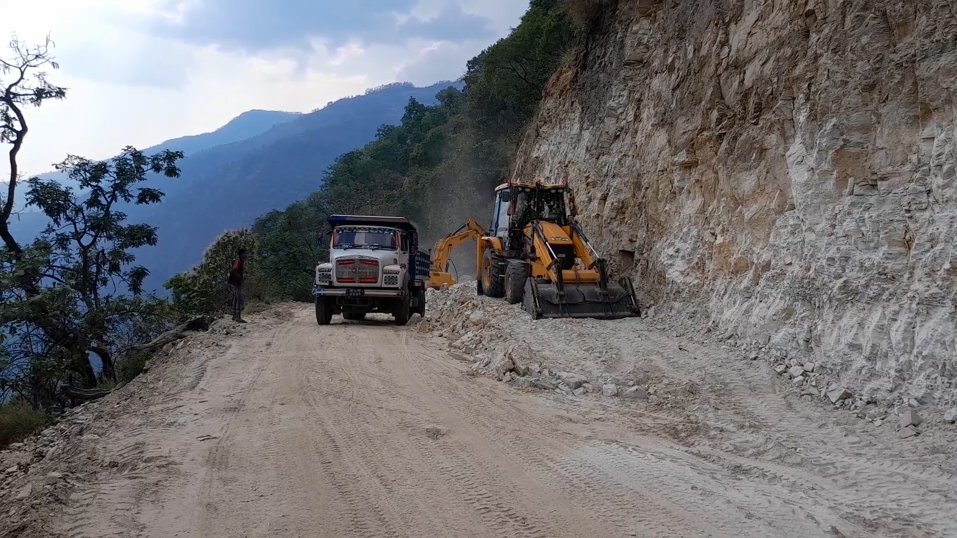 बारपाक-लाप्राक सडकखण्डको काम समयमै नसकिँदा स्थानीयलाई सास्ती