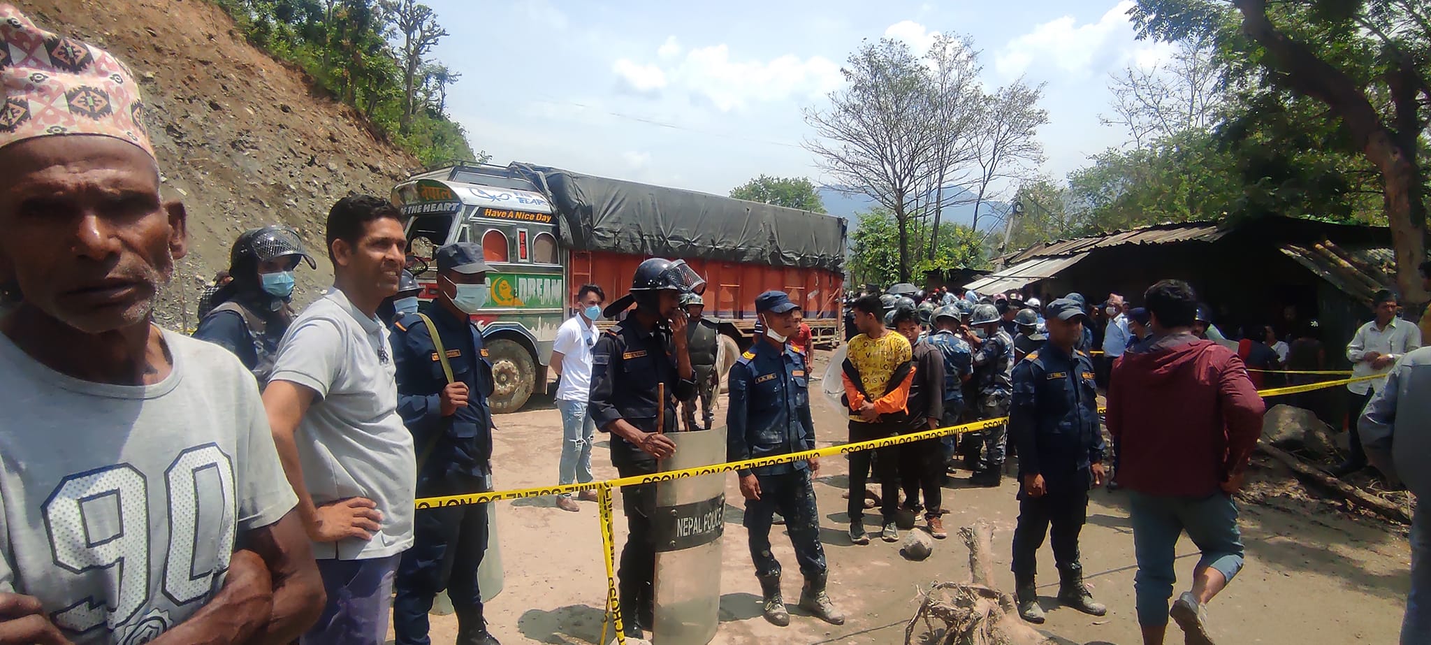 घरमा ट्रक ठोक्कियो, तीन जना गम्भिर घाईते