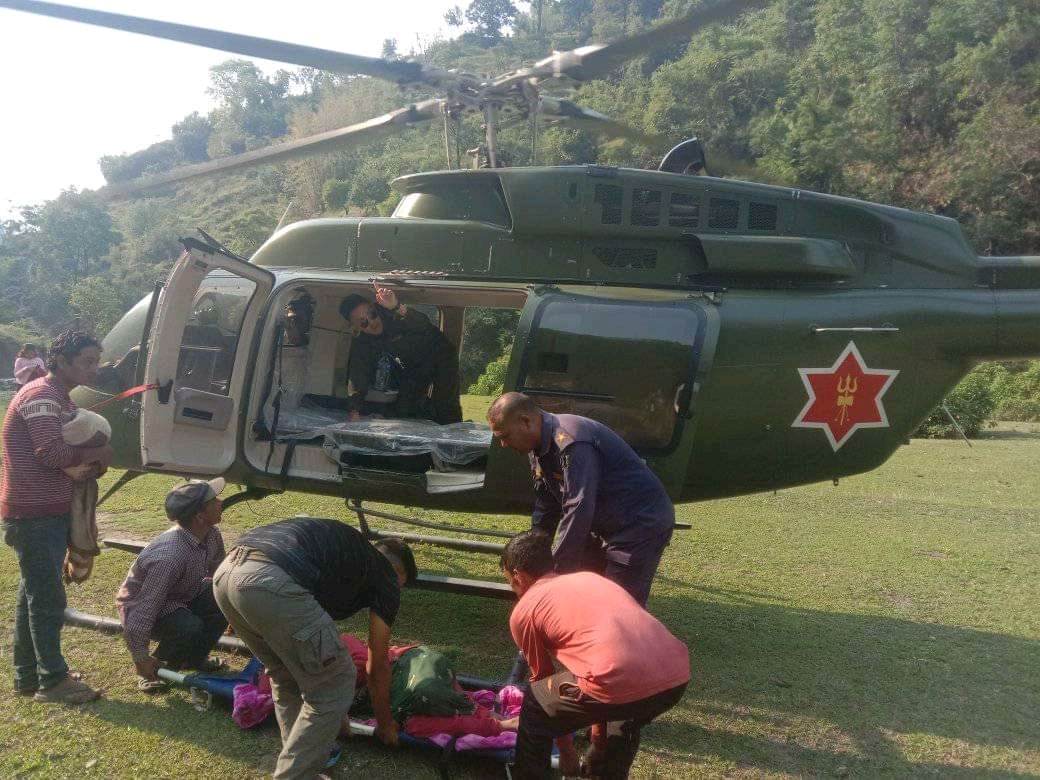 हेलिकप्टरबाट एक सुत्केरीको उद्धार