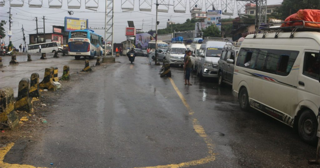 नागढुंगा चेकपोस्टमा माइकिङ : ‘अगाडि नबढ्नुहोला, काठमाडौं फिर्ता भई सुरक्षित हुनुहोला’